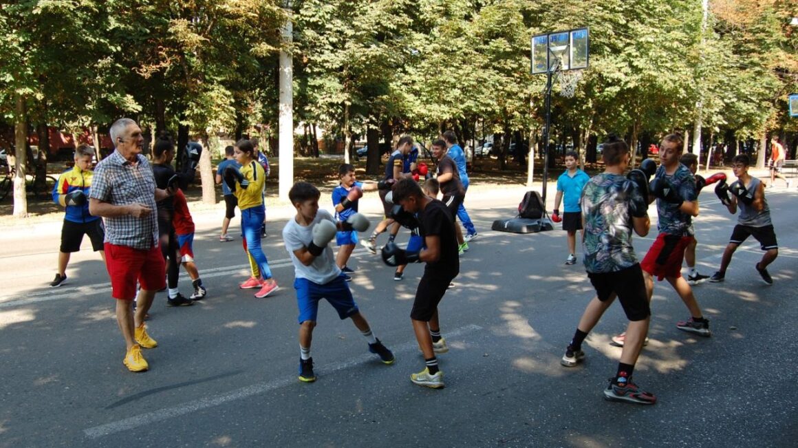 Sportivii secţiilor de fotbal, box şi kempo au participat la acţiunea „Weekend pe Bulevardul Castanilor”!