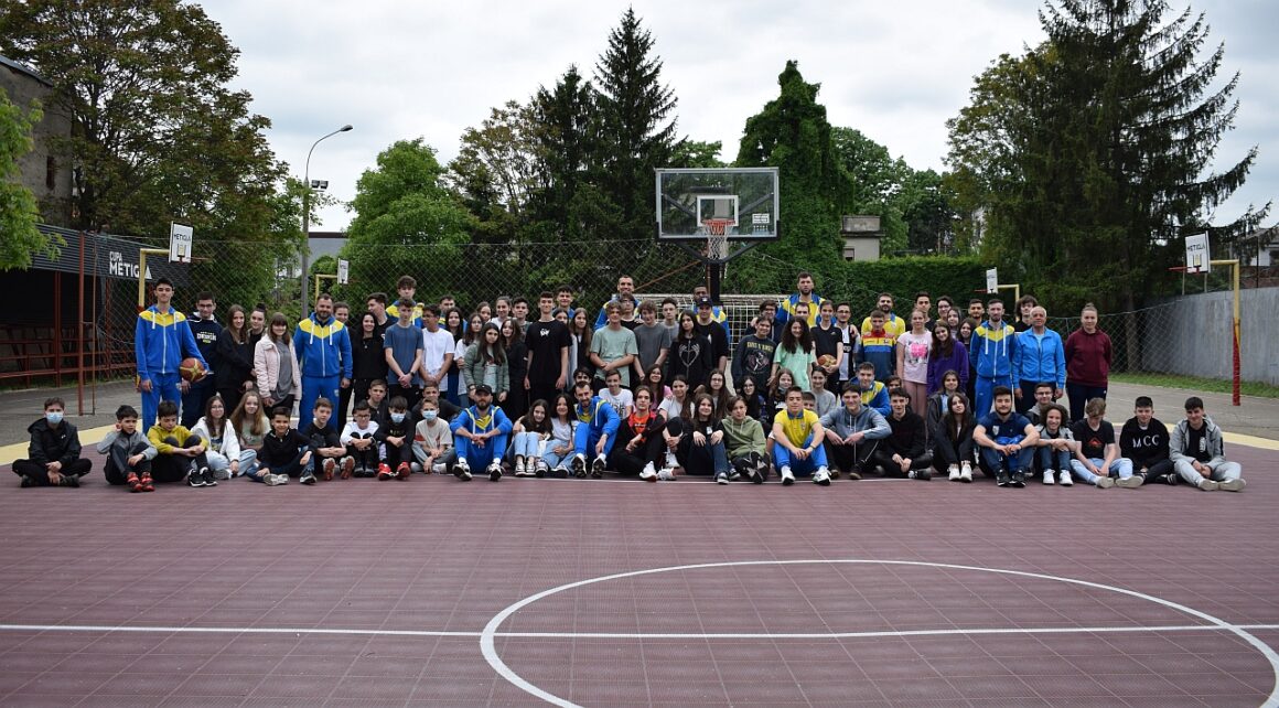 Vizită la Colegiul Naţional „Mihai Viteazul”: ora de sport cu baschetbaliştii de la CSM Petrolul Ploieşti!