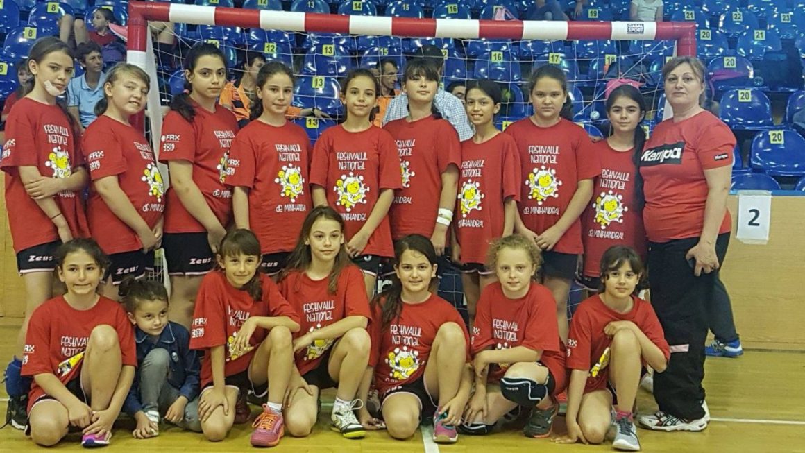 Fetele de la CSM Ploieşti, premiate la Festivalul Naţional de Minihandbal!