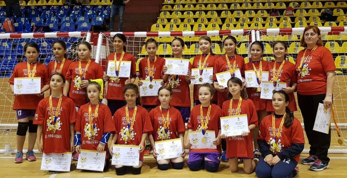 Fetele de la CSM Ploieşti, premiate la Festivalul Naţional de Minihandbal, de la Râmnicu Vâlcea!