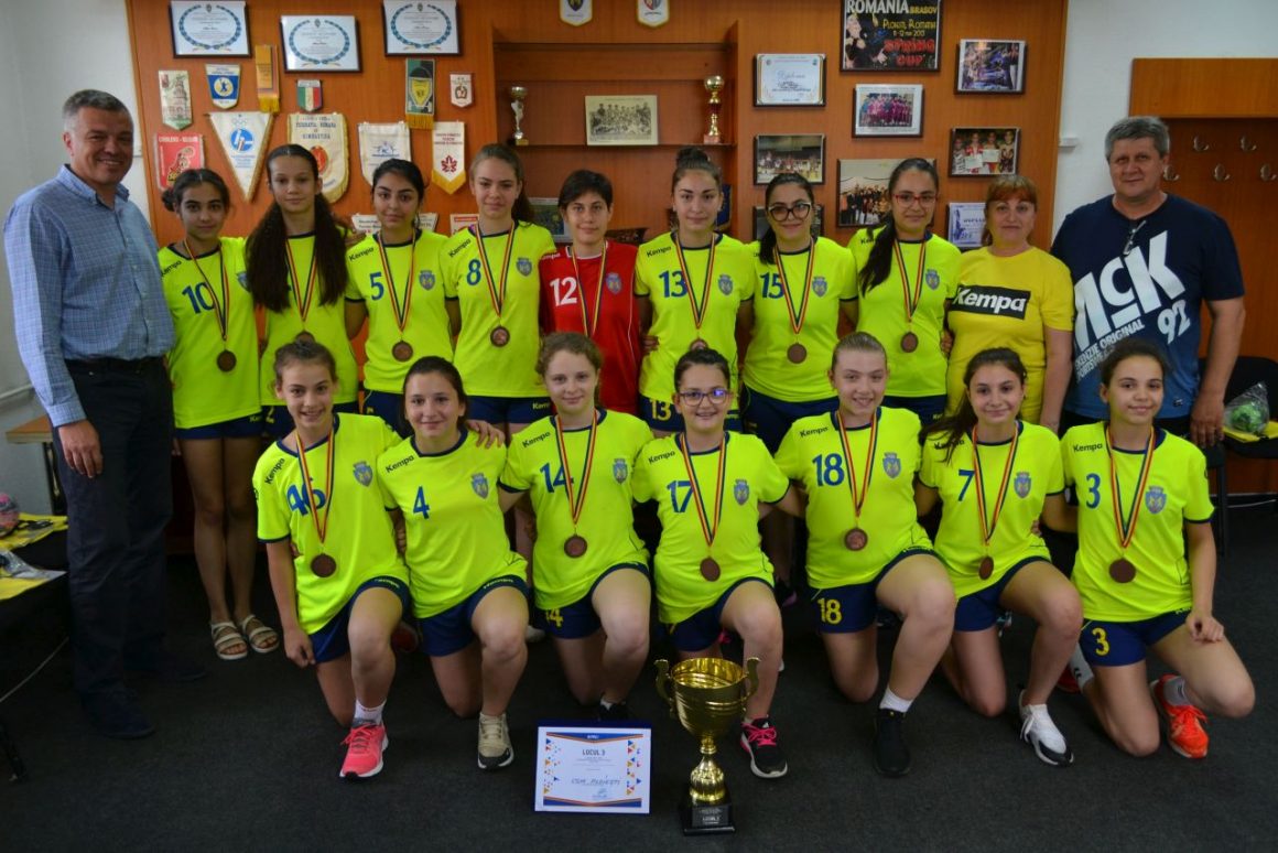 Medaliată cu bronz, echipa de handbal junioare 4 a fost premiată de conducerea clubului!