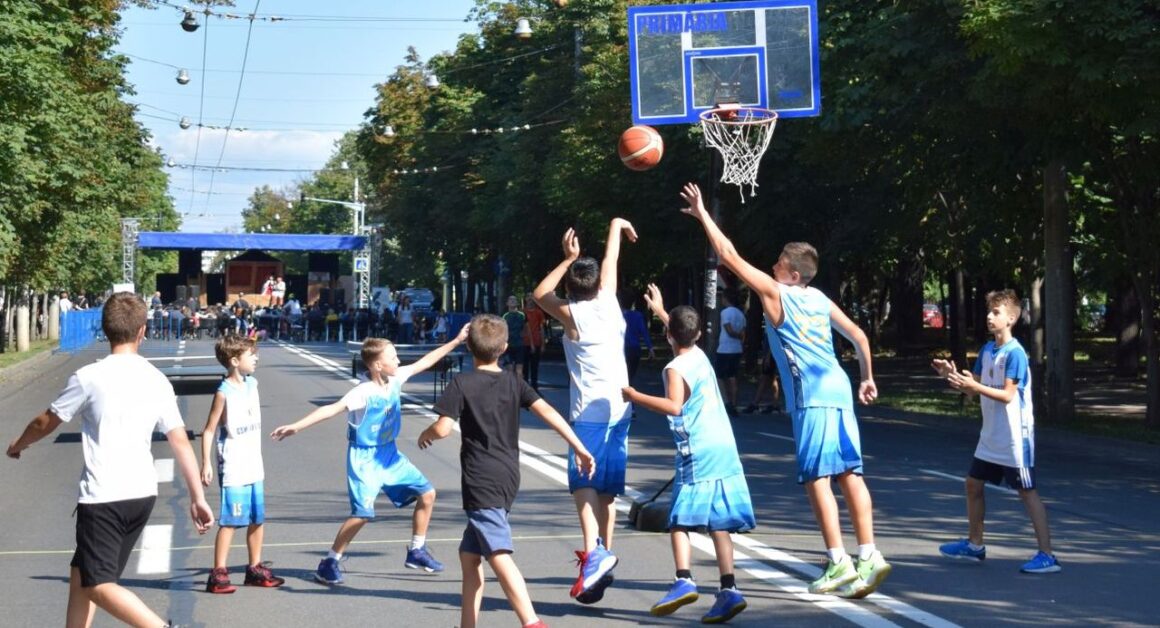 Demonstraţii de baschet şi handbal la acţiunea „Weekend pe Bulevardul Castanilor”!