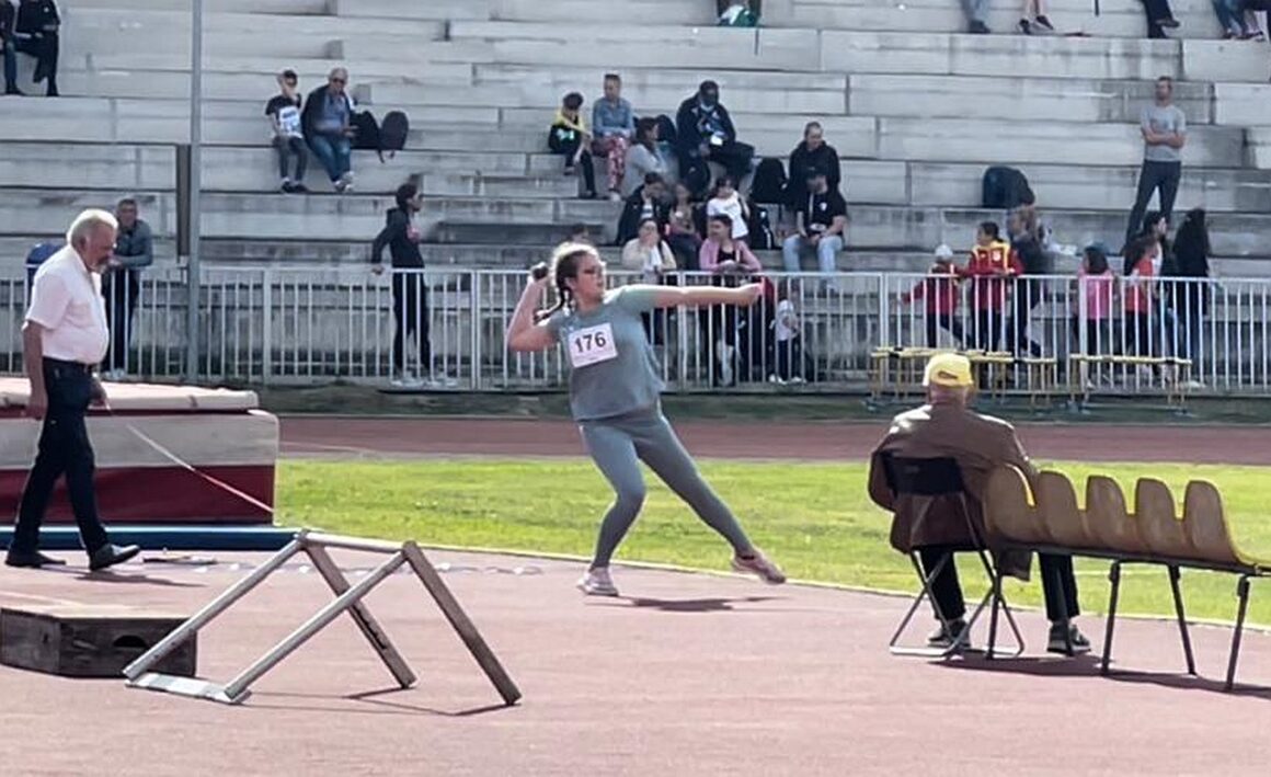 Sportiva Daria Popescu, locul 1 la „aruncarea greutăţii” la Campionatul Municipal de Atletism!