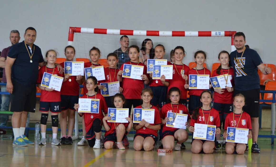 Diplome şi medalii pentru cele mai mici handbaliste la Festivalul de Minihandbal de la Mizil!
