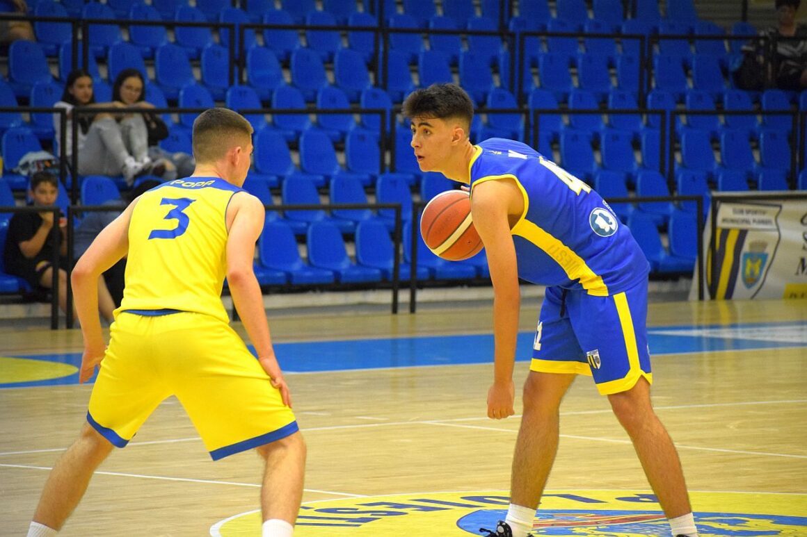 Codruţ Dinu se pregăteşte cu naţionala de cadeţi pentru FIBA U16 European Championship, Division B!