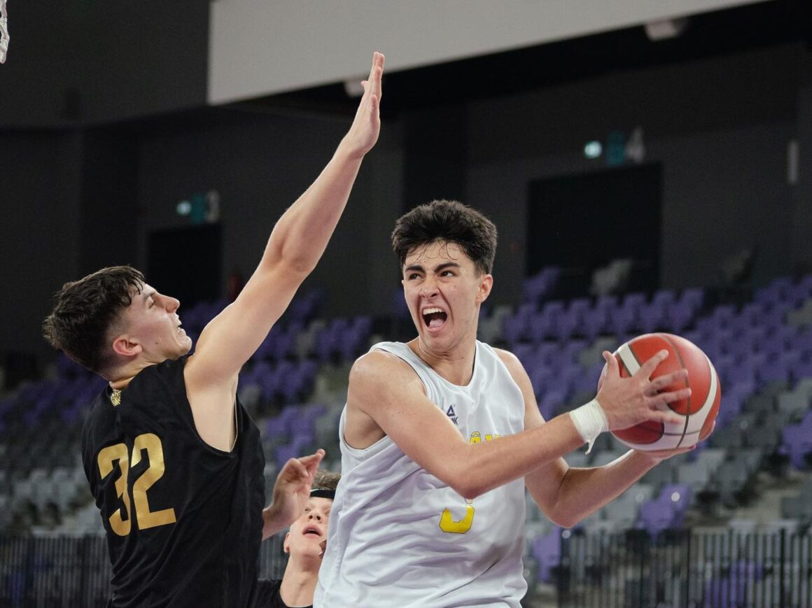 Codruţ Dinu participă cu naţionala României la Campionatul European U16, de la Piteşti!