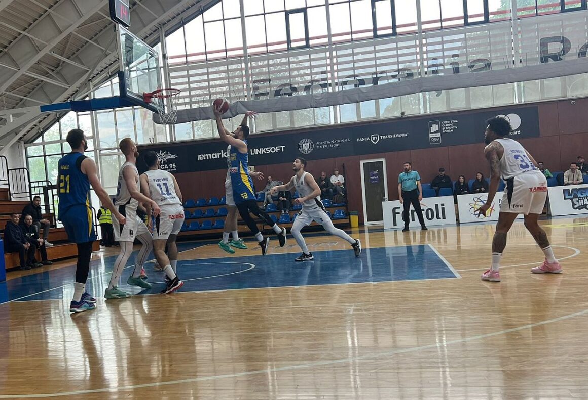 Serie scurtă cu „rechinii”: Laguna Bucureşti – CSM Petrolul Ploieşti 63-84!