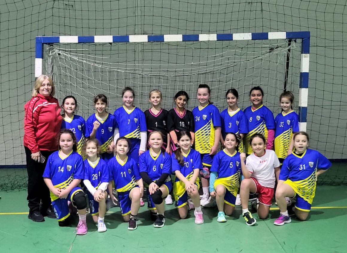 Cupe şi diplome pentru echipa feminină de Baby Handbal la Cupa „Unirea Urlaţi”!