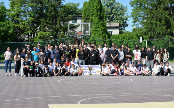 Vizită la Colegiul Naţional „Mihai Viteazul”: ora de sport cu baschetbaliştii de la CSM BBA Petrolul Ploieşti!