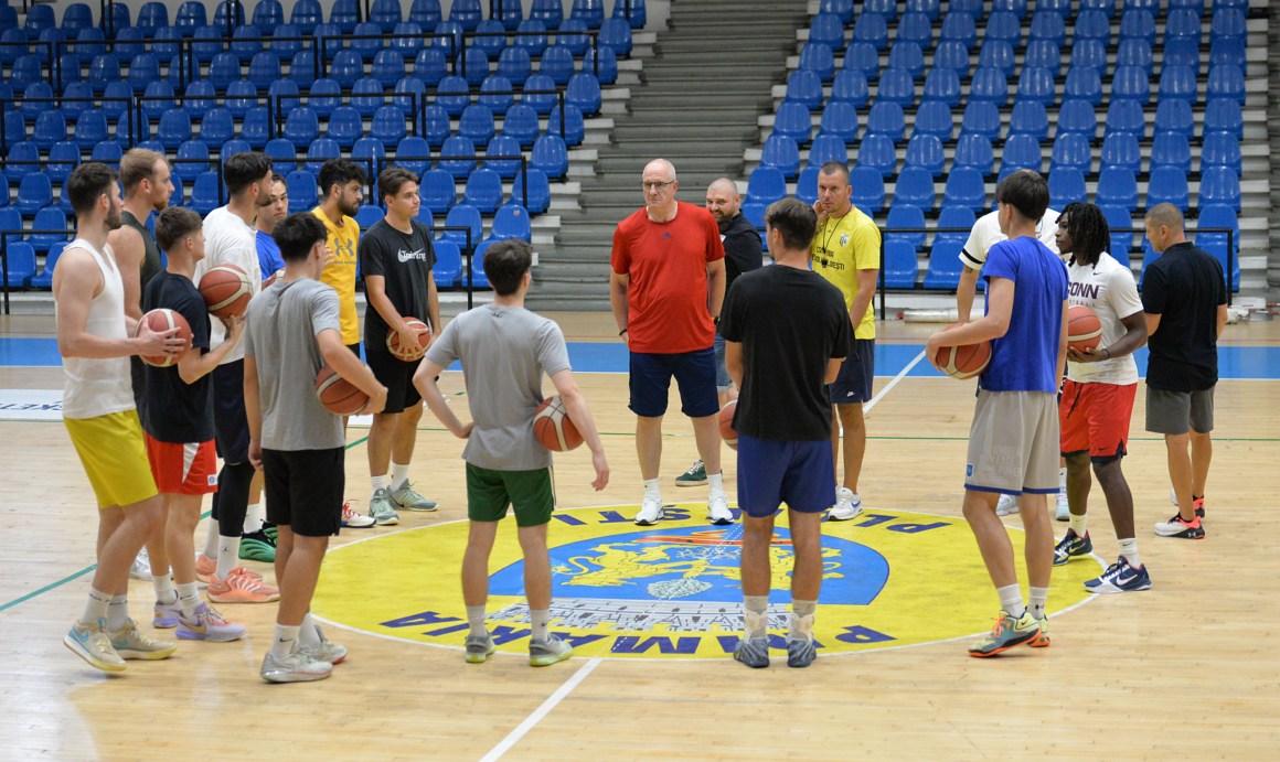 Start cu 13 jucători pentru echipa de baschet seniori a clubului! Start cu 13 jucători pentru echipa de baschet seniori a clubului!