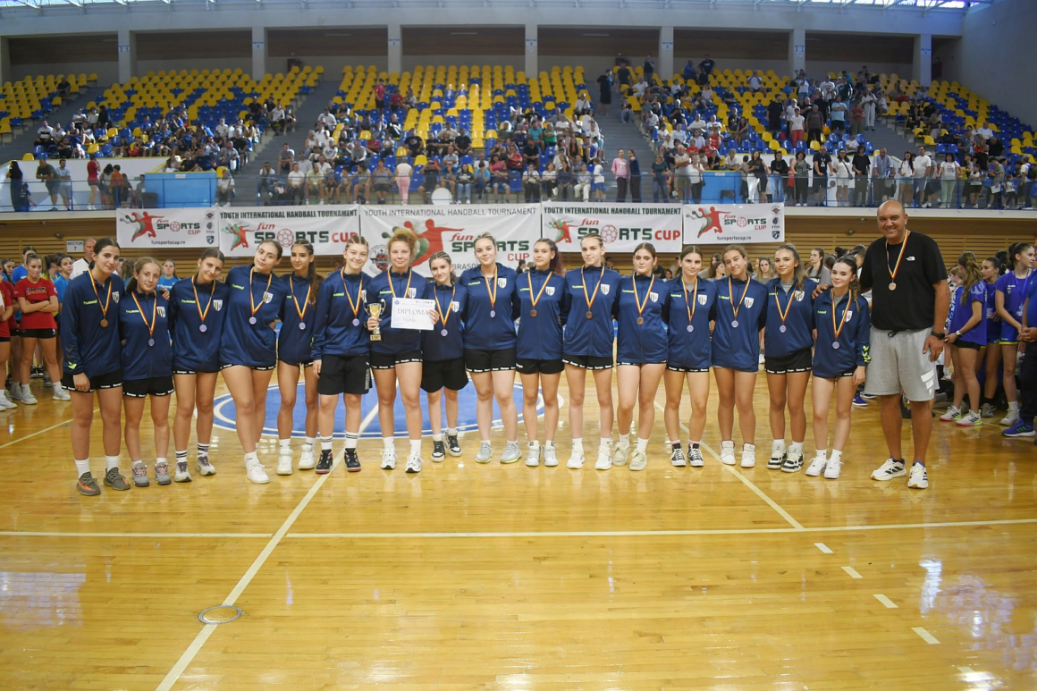 Echipa de handbal junioare 2, pe locul al 3-lea la FunSports Cup 2026, de la Braşov! Echipa de handbal junioare 2, pe locul al 3-lea la FunSports Cup 2026, de la Braşov!